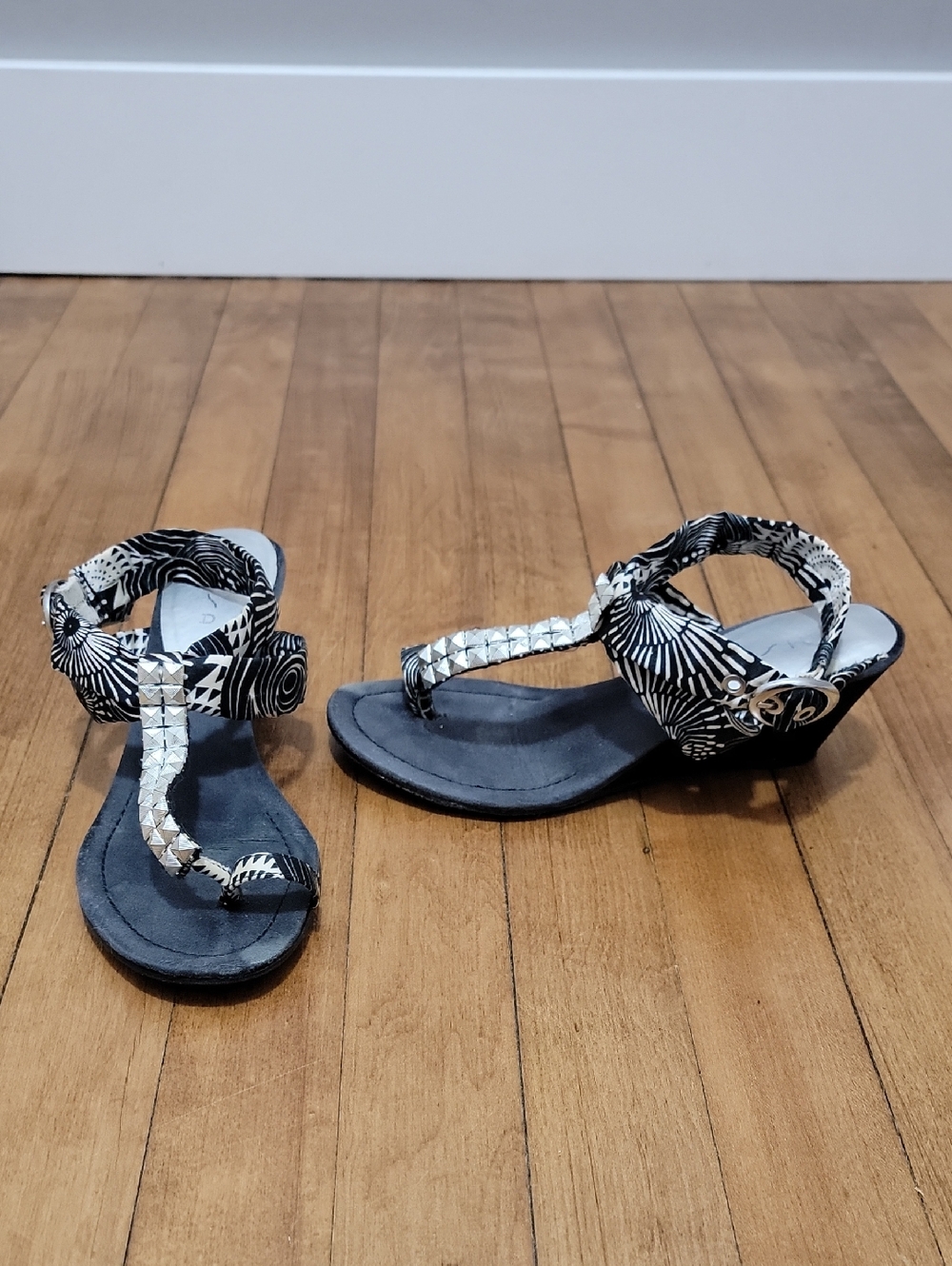 Black & White Patterned T-strap Sandals Sz 6.5